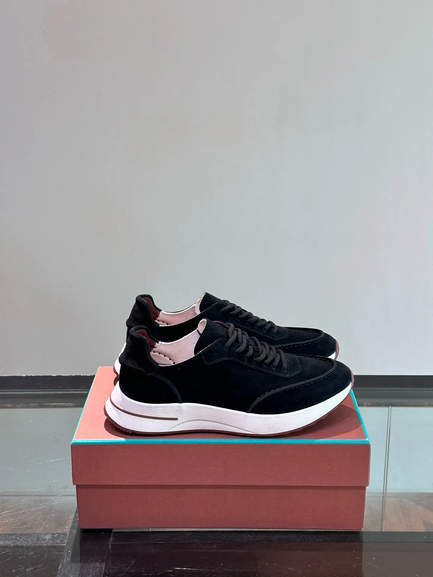 Factory price: 540💰Loro men's shoes💰iana niche Loro classic jogging shoes, men's lace-up casual shoes and sneakers, high-quality lightweight and comfortable fabrics, suitable for outdoor leisure, the color scheme is young and energetic, and it looks great with sportswear or casual suits! Size: 39-46 (customized sizes of 45 and 46 are non-refundable)